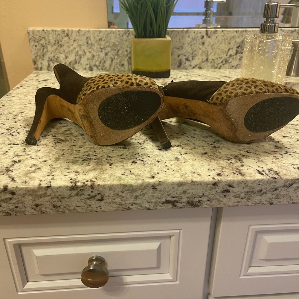 Oscar de la Renta Leopard Print Slingback Peep-Toe Heels - Picture 6 of 7